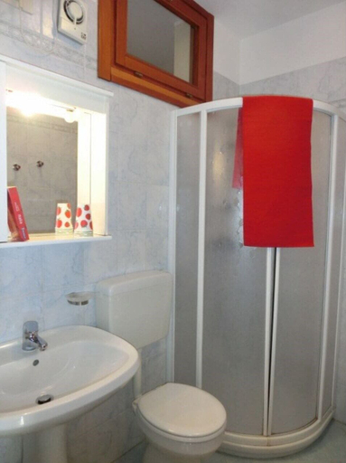 Bathroom, Enjoy Sun, Sand, and Shopping in our Studio, Venezia
