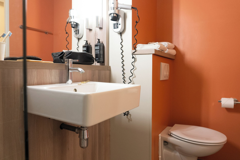 Bathroom 4, ibis Styles Versailles Saint Quentin en Yvelines, Yvelines