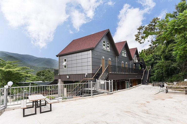 Exterior & Views 1, Gwangyang Banwolsanjang Pension, Gwangyang