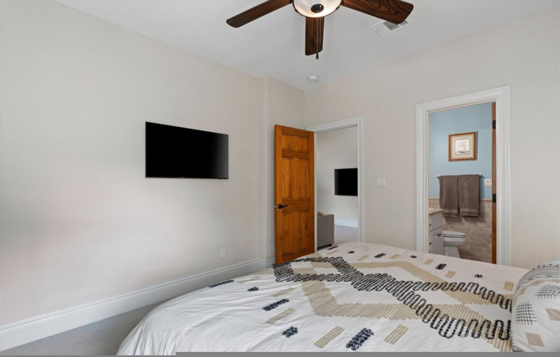 Room 3, Downtown Retreat Sleeps 24 2 Pools Spas Gyms Game Rooms Fire Pit, Travis