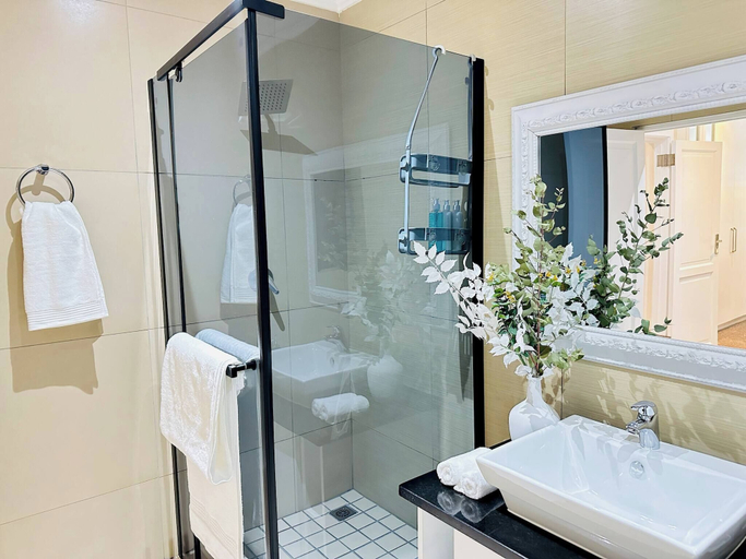 Bathroom shower 2, Staycation With Back Up Power, Ekurhuleni