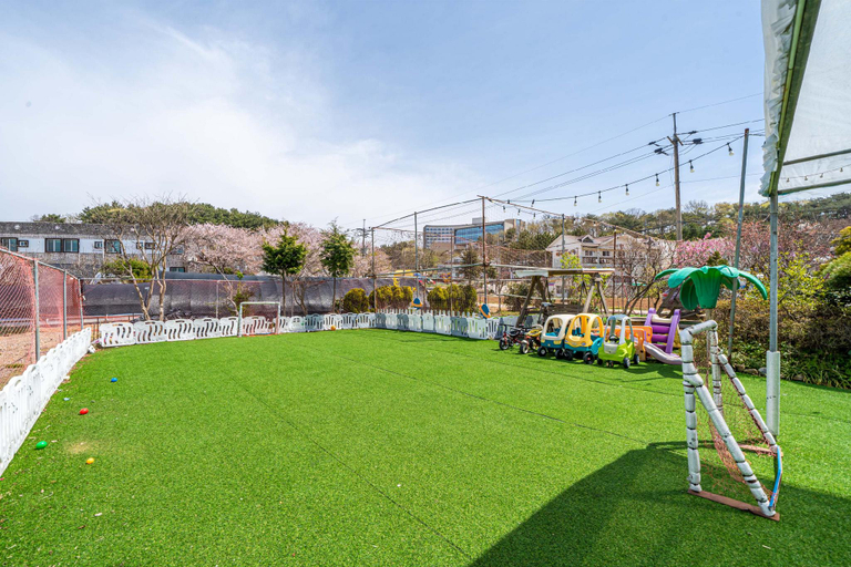 Others 4, Taean Jangmibit Insaeng Pension, Taean