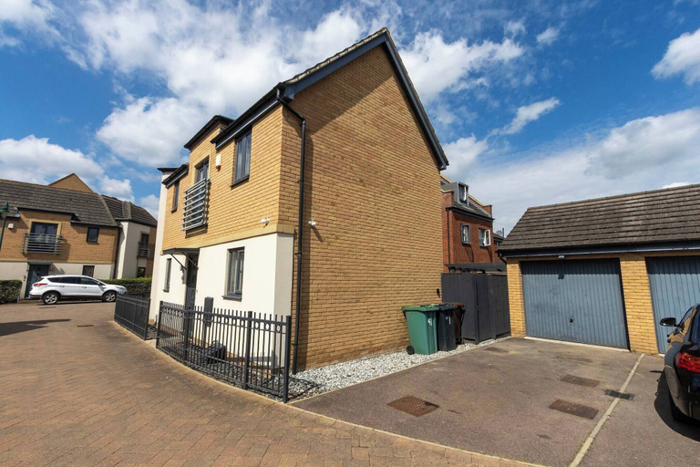Exterior 4, Hampton 3-bedroom Luxury Escape With Parking, Cambridgeshire