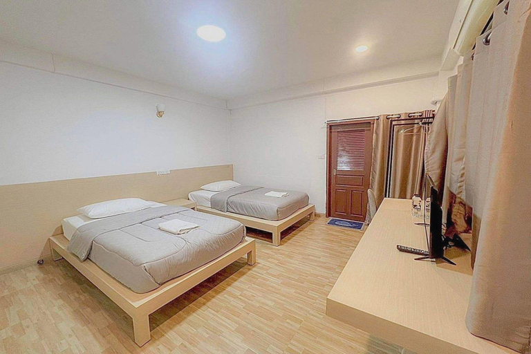 Bedroom 2, Koenji Guest House & Bar Chiang Mai, Muang Chiang Mai