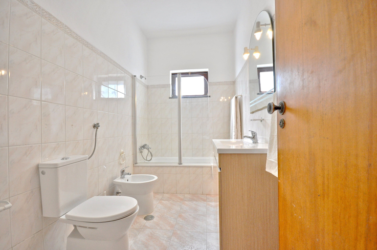 Bathroom 4, Close to Amenities, Free air Conditioning and Wi-fi, Loulé