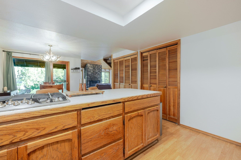 Private kitchen 3, 20 Camas 4 Bedroom Home, Deschutes