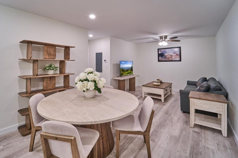 Dining 5, The Ruby 215, Sevier