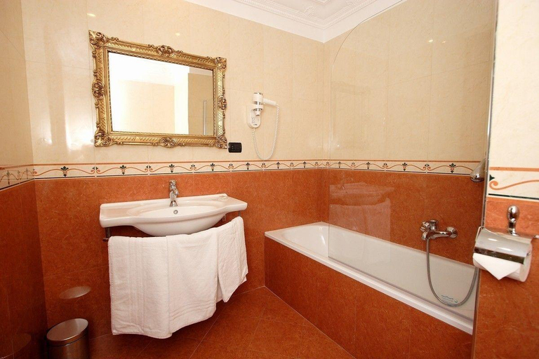 Bathroom 3, Caroline Suite, Rome