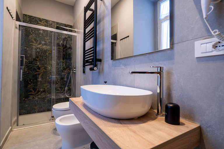 Bathroom 4, Alyde Apartments, Napoli