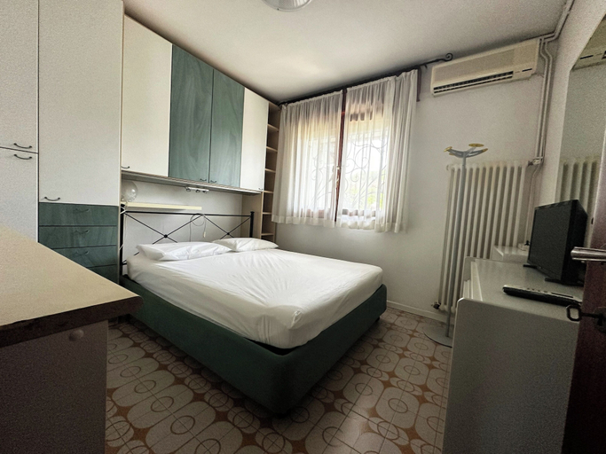 Room 2, Quiet Gardened Villa for six Guests Near the sea, Venezia