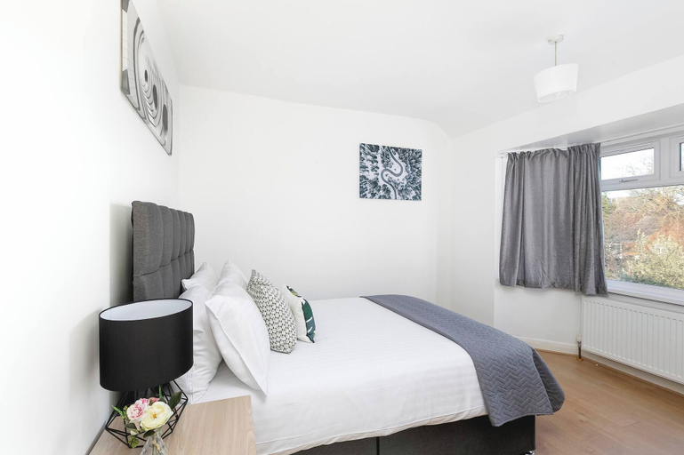 Room 5, Skyvillion - Enfield 4bed House W Garden & Parking, London