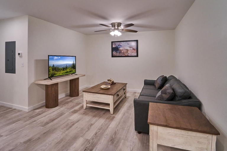 Living area, The Ruby 215, Sevier