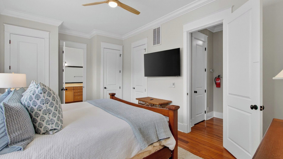 Interior 5, 9 24th Avenue by Avantstay Walk to Beach + Pool + Rooftop Deck, Charleston