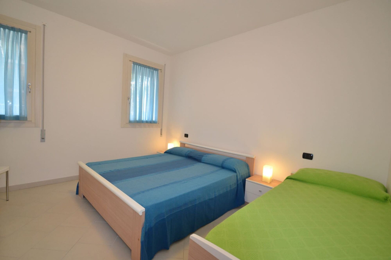 Bedroom 3, Modern Flat With Private Garden, Rovigo