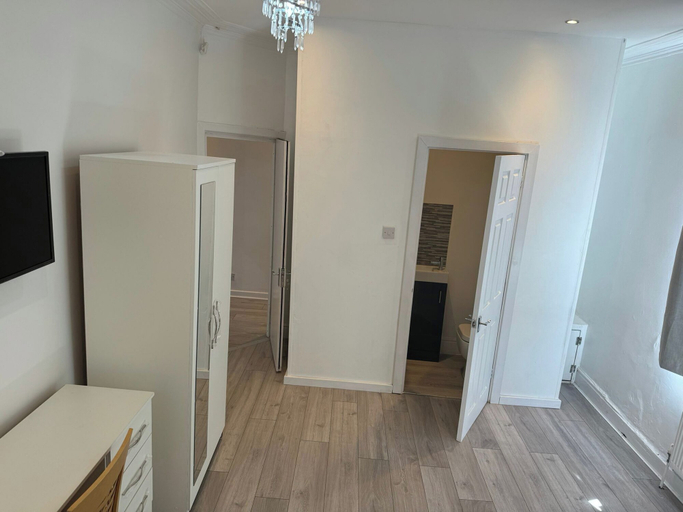 Interior 3, 4-Bed House - Ensuite Rooms - Sleeps 8 - Parking, Manchester