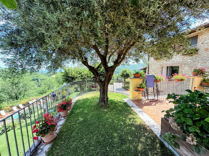 Garden 4, Luxurious Umbrian Retreat for 10 With Private Terrace and Pool, Perugia