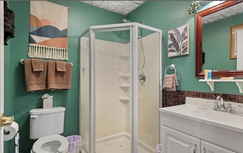 Bathroom 5, Monroe Street Suites, Pike