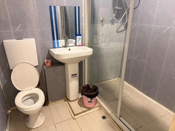 Bathroom 2, Charming 3-bedroom Apartment in Honiara, Solomon Islands, Panatina