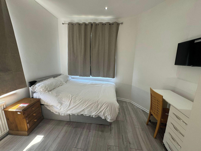 Room 4, 4-Bed House - Ensuite Rooms - Sleeps 8 - Parking, Manchester