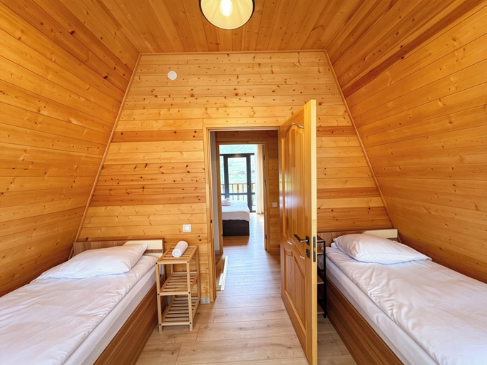 Room 2, Dizak Hills