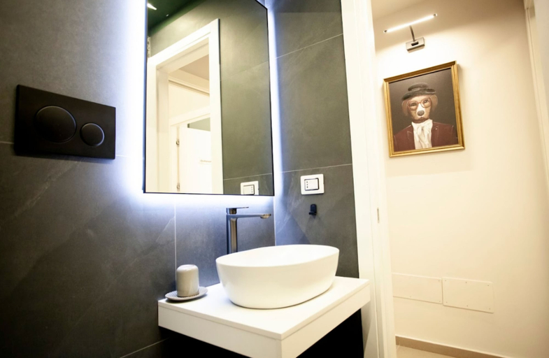 Bathroom 3, Switch holiday 9, La Spezia