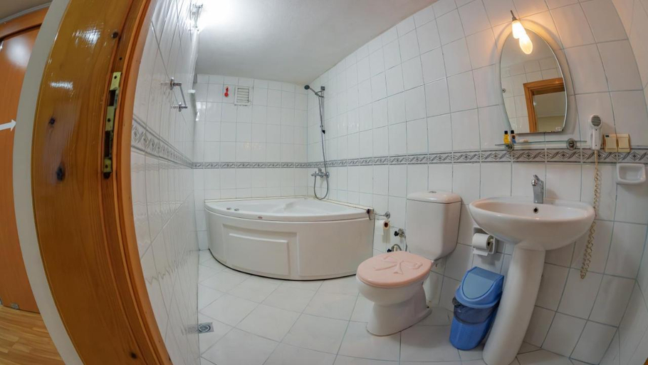 Bathroom 4, Hotel Flash, Hopa