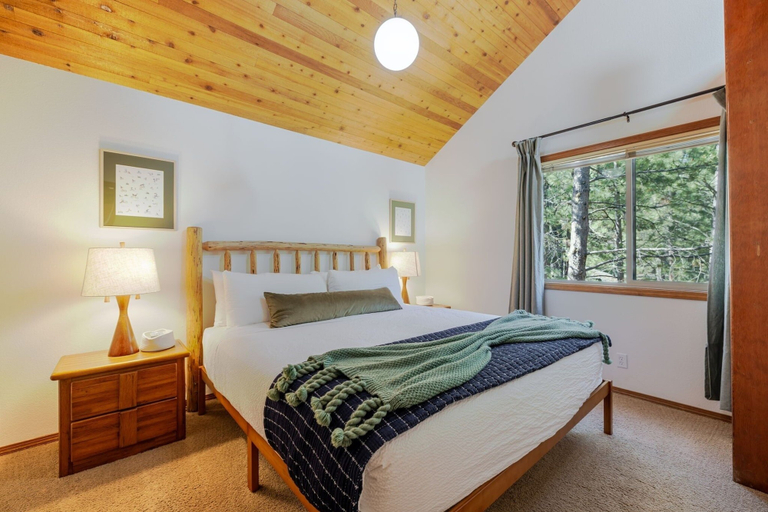 Room 4, 20 Camas 4 Bedroom Home, Deschutes
