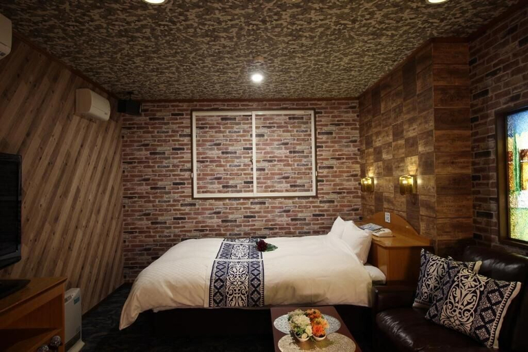 Others 2, hotel dolphia – Adults Only, Daisen