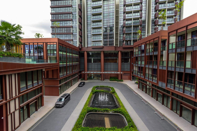 Exterior & Views
