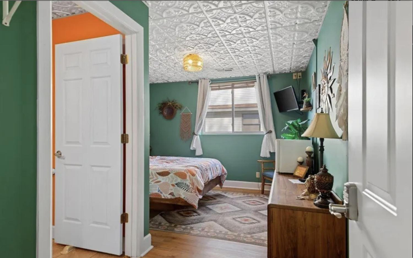 Bedroom 2, Monroe Street Suites, Pike