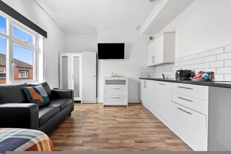 Room 4, Large Modern Leeds Stay w 8 Private Ensuite Studio, Leeds