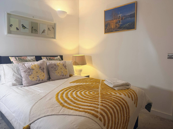 Room 4, Winter Stays, Pool, Wi-fi, Parking, 3double Beds, Bradford