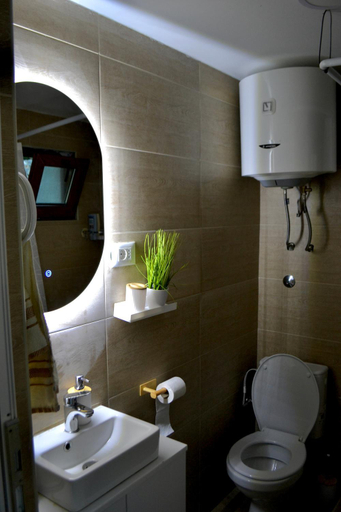 Bathroom 4, Peuta Hill
