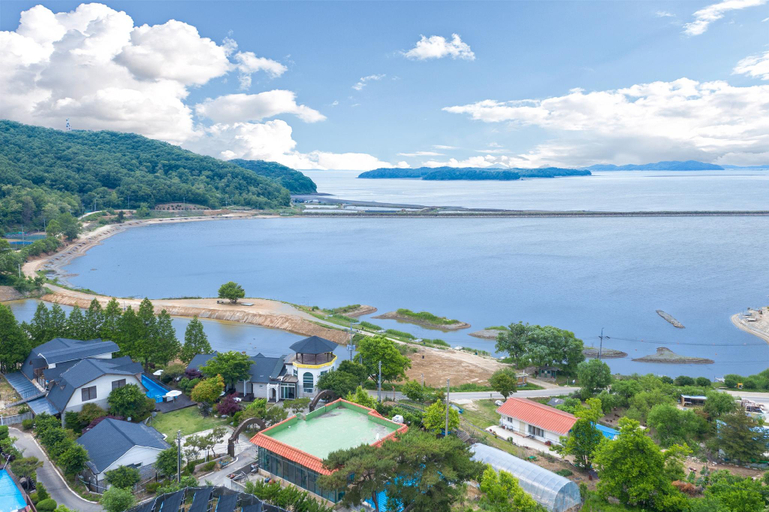 Others 4, Ganghwa Seongmododolmoro Pension A, Ganghwa