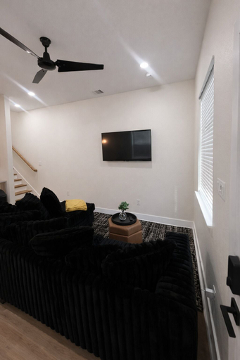 Living area 5, Blackout Haus HTX 15 Mins from DT, Houston