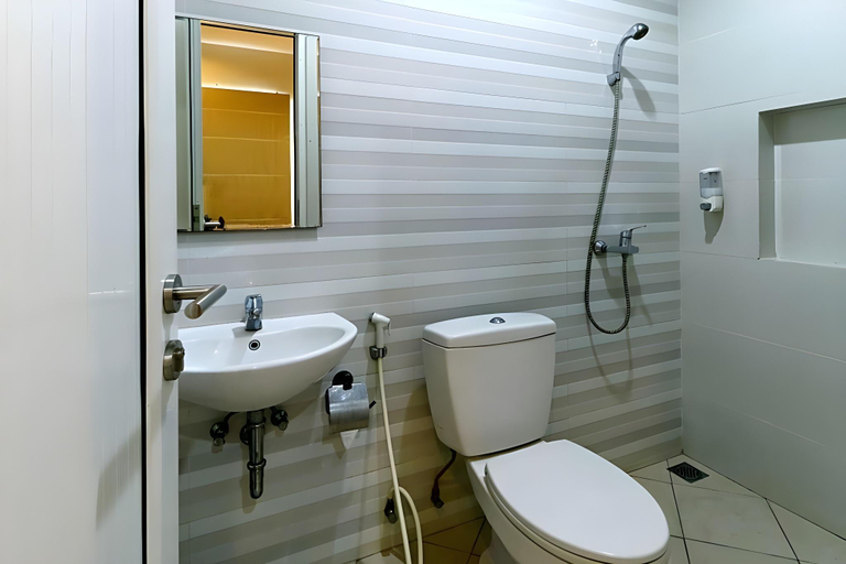 Bathroom 5, HOME Guesthouse by ZUZU, Surabaya