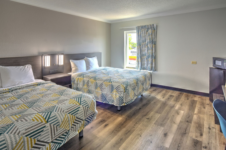 Bedroom 3, Motel 6 Libertyville, IL, Lake