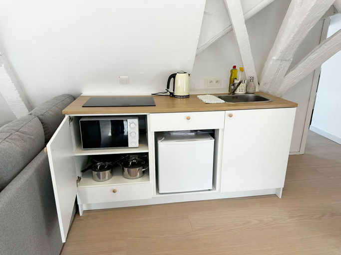 Private kitchen 2, 2BR Apartment with Canal View in Ghent, Oost-Vlaanderen