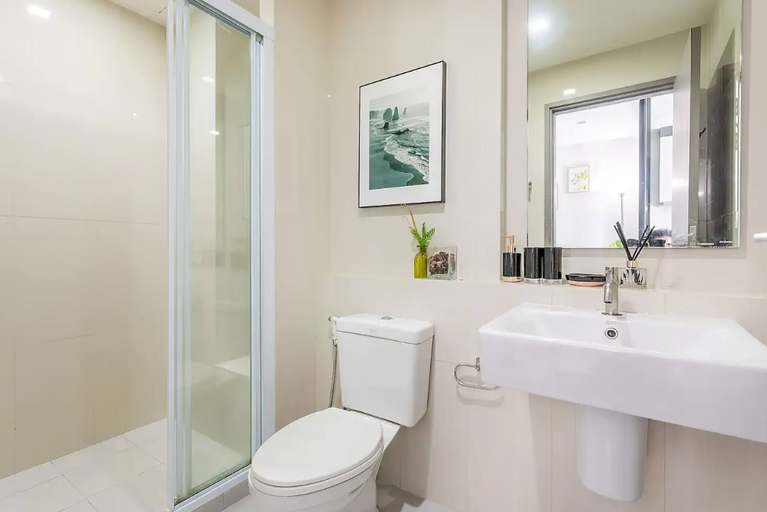 Bathroom, Great Location With Infinity Pool -central Pattaya, Pattaya
