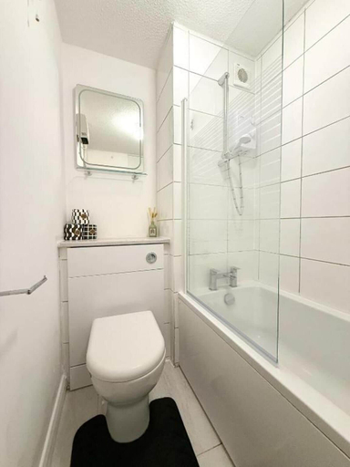 Bathroom 2, 1 Bed - Sleeps 4 - Wifi & Free Parking, Surrey
