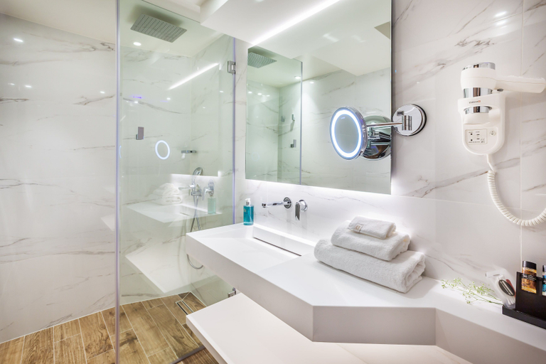 Bathroom 3, ad Imperial Plus Hotel Thessaloniki, Central Macedonia