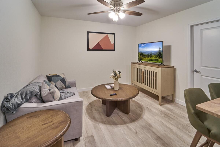 Living area, The Ruby 106, Sevier