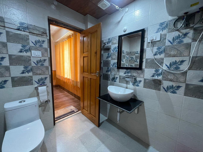 Bathroom 3, Hotel Diwan Sach Pass Himalayan Brothers, Chamba