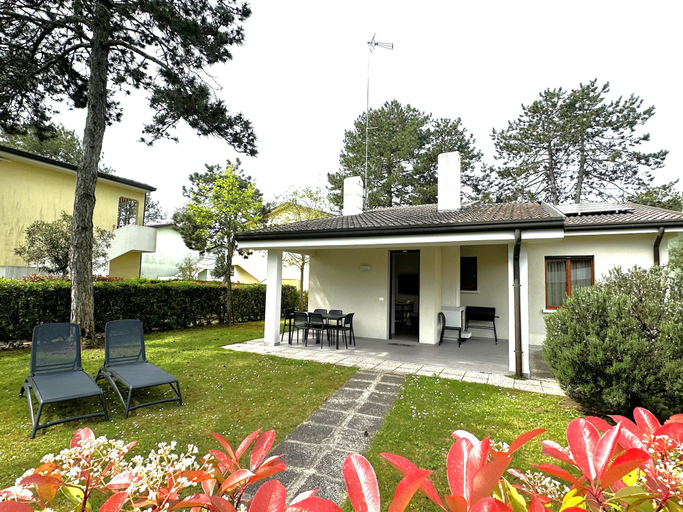 Primary image, Villa with shared pools and garden, Venezia