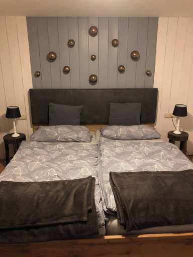 Room 2, Charming Apartment in Sankt Johann in Tirol with Private Entrance, Kitzbühel