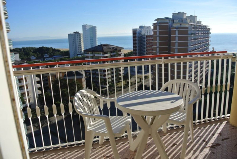 Outdoor dining, Practical Flat With Pool Just 100m From the Beach, Udine