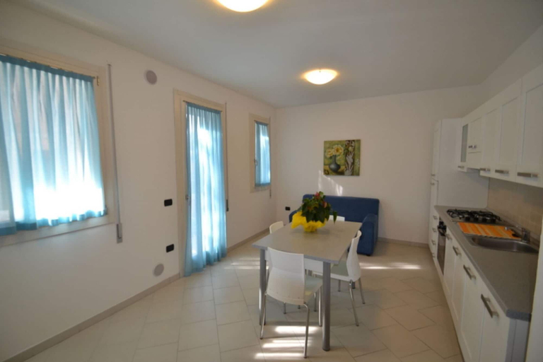 Dining, Modern Downtown Flat Near the Beach, Rovigo