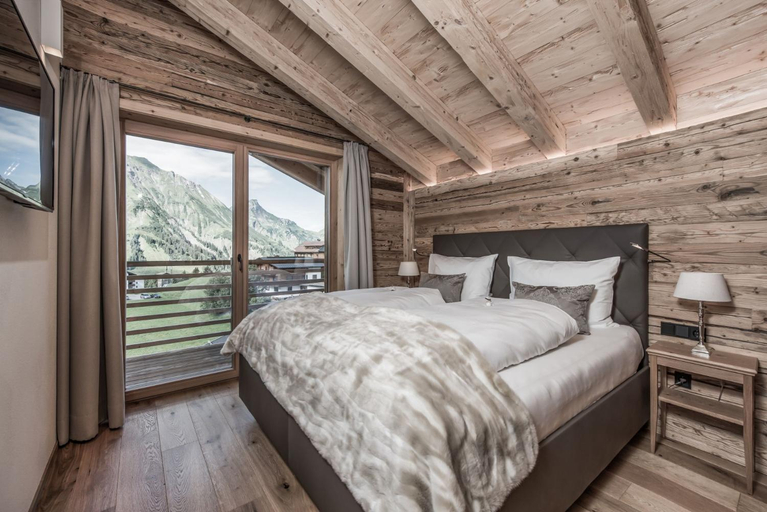 Bedroom 2, Aadla Walser-Chalets mit privater Sauna, Hotpot und Hotelservice, Bregenz