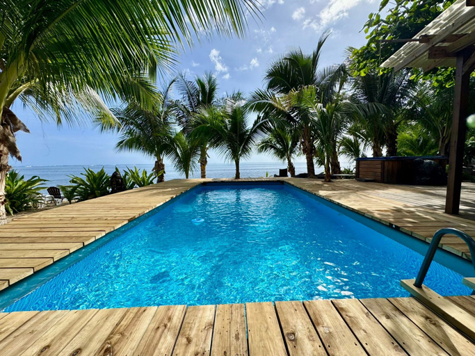 Room 4, Beachfront Bungalows With Sunset Views in Haapiti