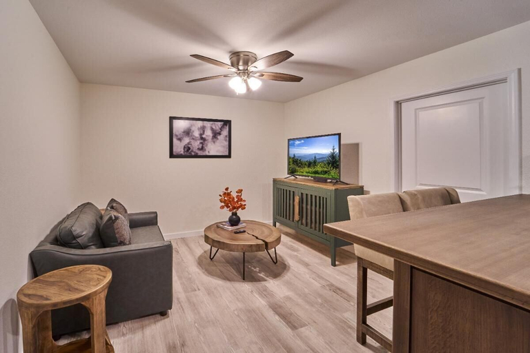 Living area, The Ruby 312, Sevier